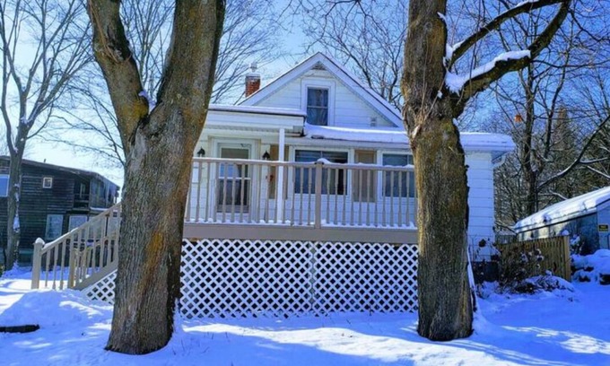 Orillia House | Whole house in Orillia 5 min walk to beach. 28 days or more rental.