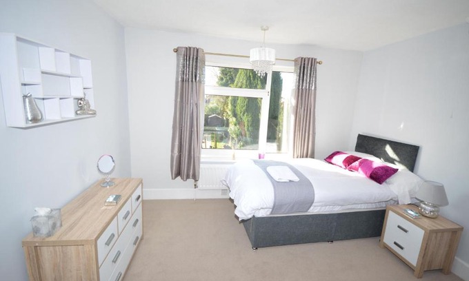 Hinckley House | Whole House - Sleeps 5 - near town centre - off road parking