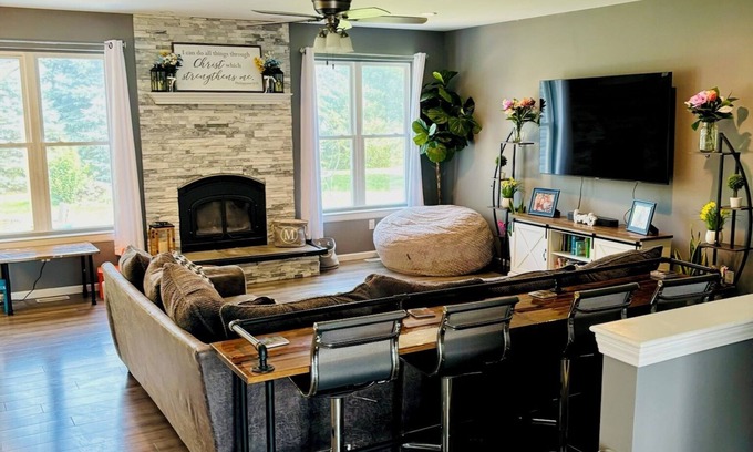 Ann Arbor House | Whole house with volleyball court and Minutes from the BIG HOUSE and UM hospital
