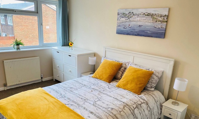 Farnham House | Whole lovely House - 3 bedrooms garden WIFI