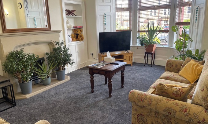 Bonnybridge House | Whole Victorian terrace house 2BR -4 guest