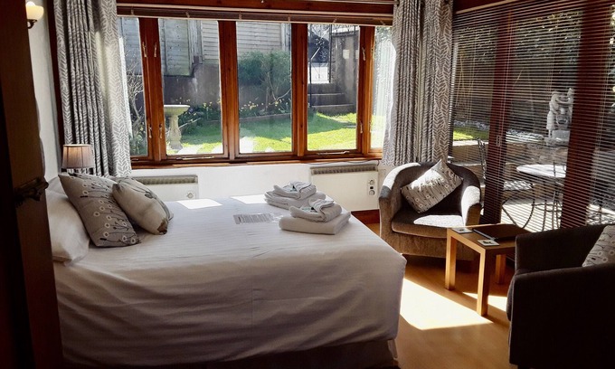 Porlock Apartment | Whortleberry Studio - delightful bright airy ensuite B&B