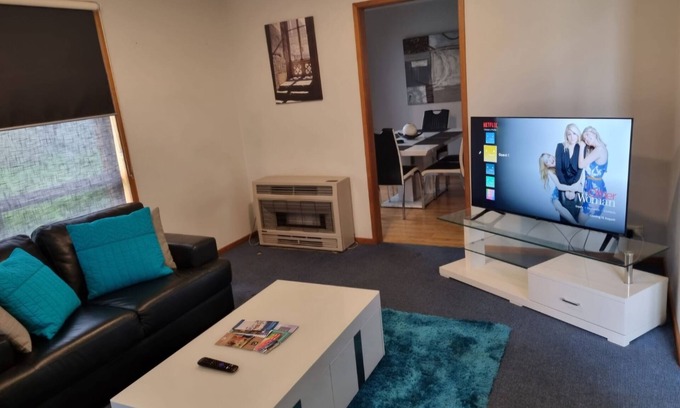 Portland House | *WI-FI & Netflix* Super Comfy Accom, 21meter Long Boat Parking Available!
