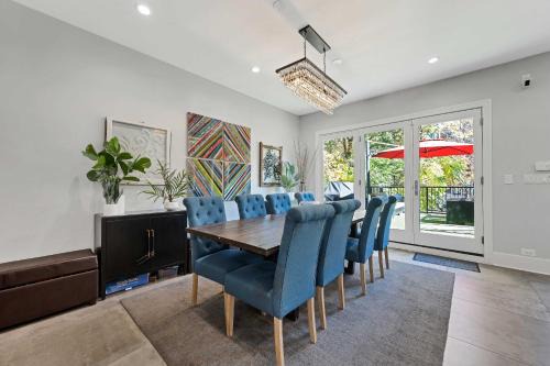 West Town House | Wicker Park 4bd 3ba, Steps from CTA, Parking Incl home