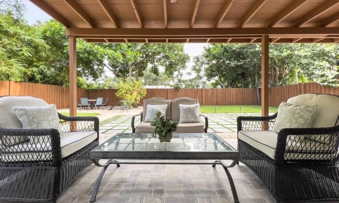 River Oaks House | Wicker & Wine, Homey, Hot Tub in Fort Lauderdale