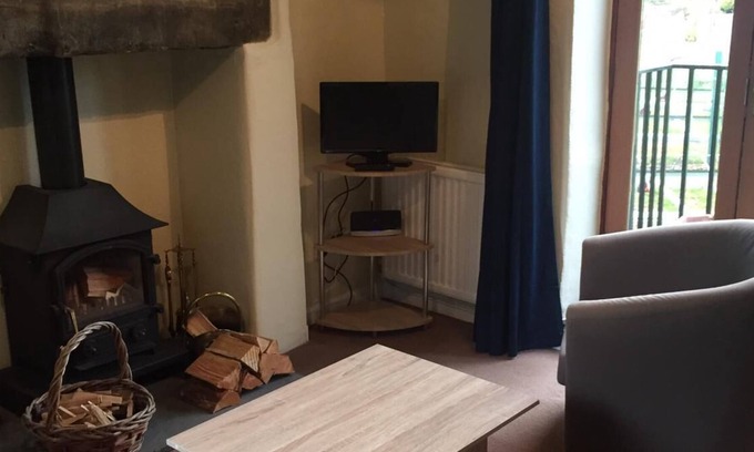 Hayfield House | Wicket Green cottage. Central village location overlooking the river