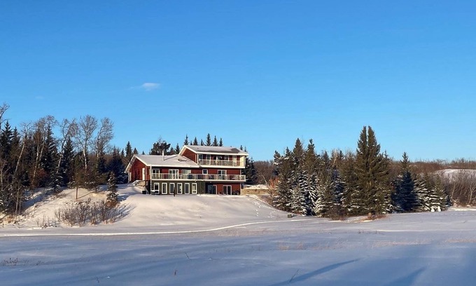Division No. 7 House | Wide Valley Main Suite