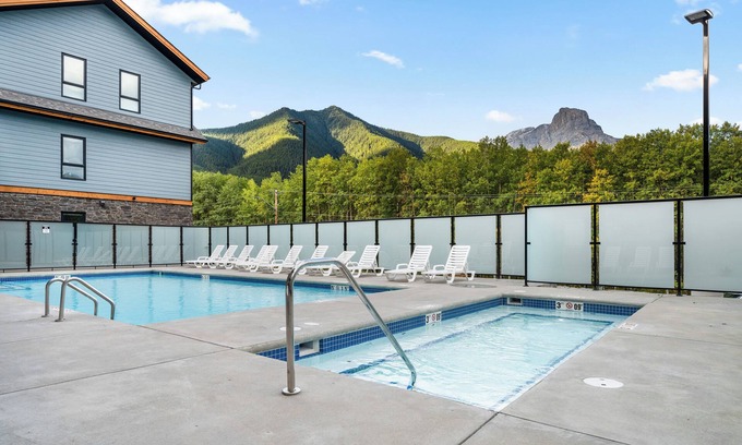 Dead Man's Flats Condo | Wifi - Heated Pool - Hot tub - Stunning Views - Fitness Center-5 mins to Canmore