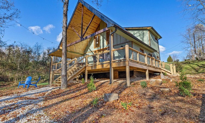 Rogers Cabin | WiFi, Hot Tub & Pets - EagleRock Retreat in Red River Gorge, KY!