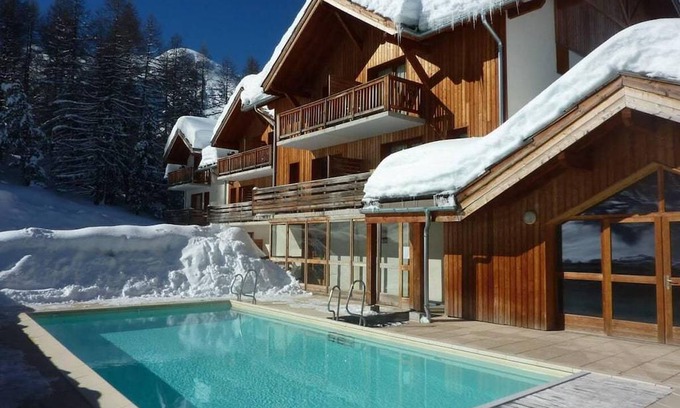 Les Orres Apartment | Wifi, ski-in/ski-out & foot of the slopes, fitness, swimming pool, terrace, balcony, parking, tv