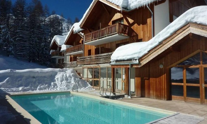 Les Orres Apartment | Wifi, ski-in/ski-out & foot of the slopes, fitness, swimming pool, terrace, parking, tv, ski locker