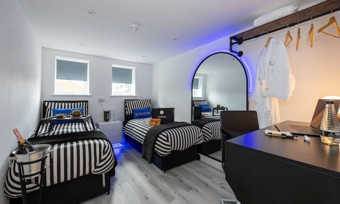 Wigan House | Wigan 4BR Retreat + Full Kitchen & Street Parking