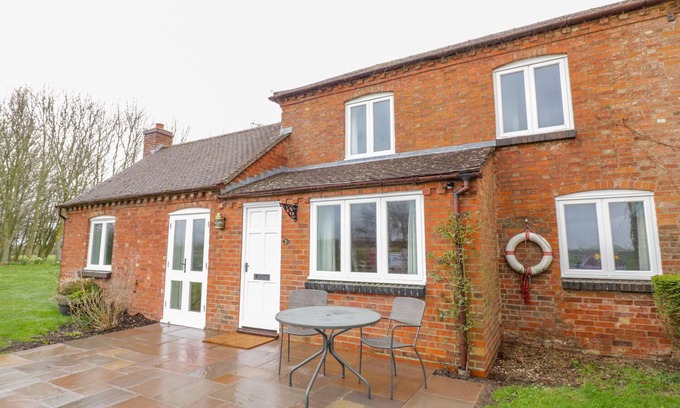 Napton-on-the-Hill Cottage | WIGRAMS CANALSIDE COTTAGE, pet friendly in Napton-On-The-Hill