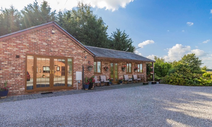 Appley Bridge Cottage | WILD DUCK LODGE, family friendly, with a garden in Mawdesley