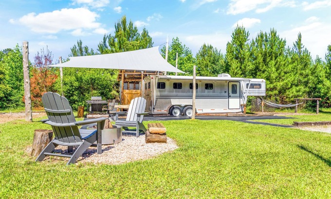 Conway House | π Wild Horse Retreat | Unique Tiny Home Glamping πΏπ₯
