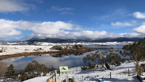 East Jindabyne House | Wild Pines Waterfront Guesthouse BBQ Pet Friendly