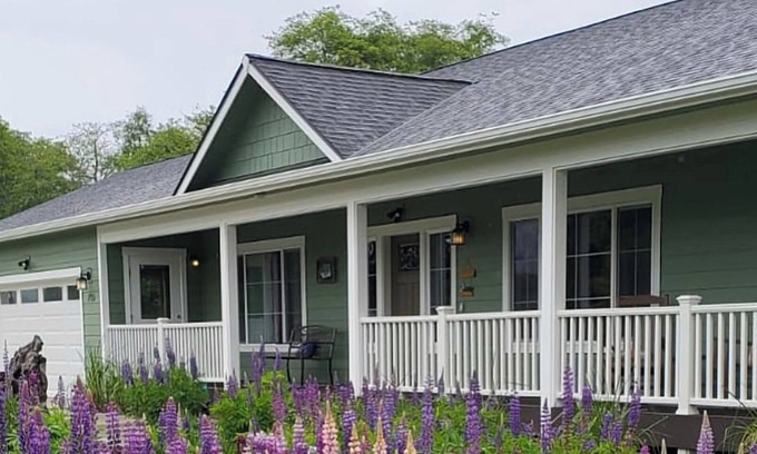 Forks House | ★ Wild West Coast Getaway ★ Hot Tub ★ game room ★ Starlink ★ creek ★ in town ★