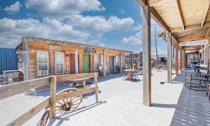 Early Cabin | Wild West Town Los Trece - 5-bedroom/2-bathroom Lodge, Pool, Hot Tub