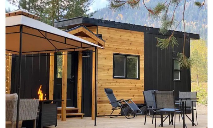 Central Kootenay Cottage | Wild Woods Creek Cottage near Whitewater Ski Hill with hot tub