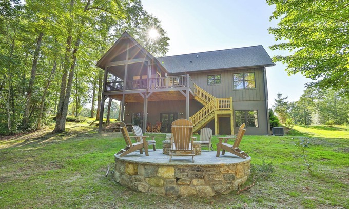Glenville House | Wildcat Cottage - Luxury home w/Chinquapin Community Amenity Perks