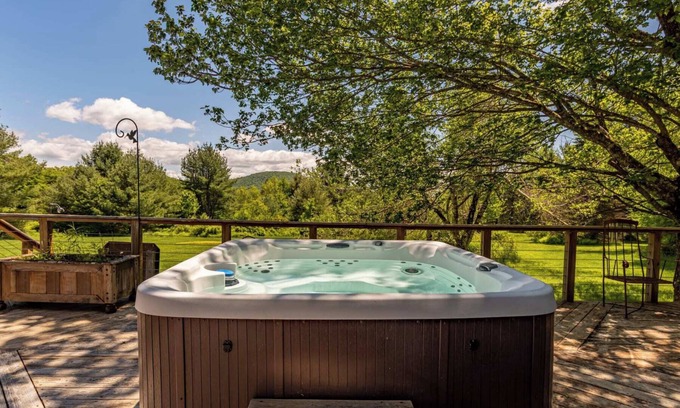 Claryville Cabin | Wildcat Mountain Cabin - Private, Views w/Hot Tub