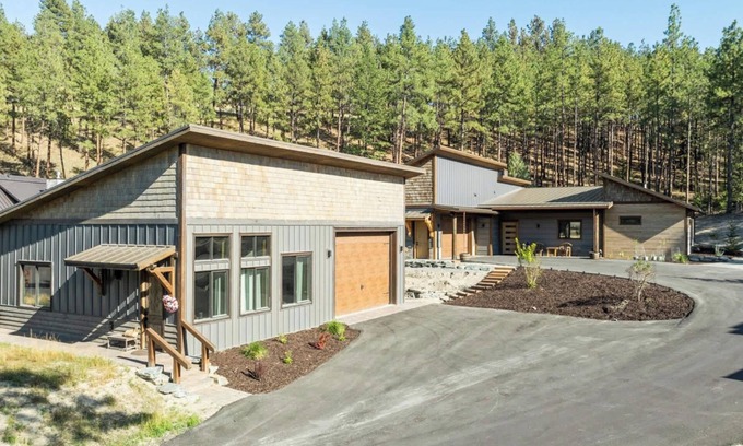 Eureka Cabin | Wilderness Club Quarters – Cozy Home For 4 Near Golf & Shops