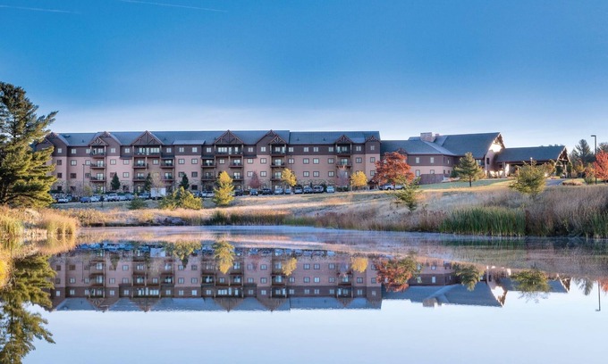 Lake Delton Condo | Wilderness Fun! 2BR Condo with Waterpark Passes!