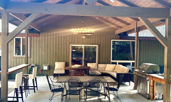 Ronald Cabin | Wilderness&Wanderlust. WiFi, pool access, trails,lake,town.Cabin life elevated.
