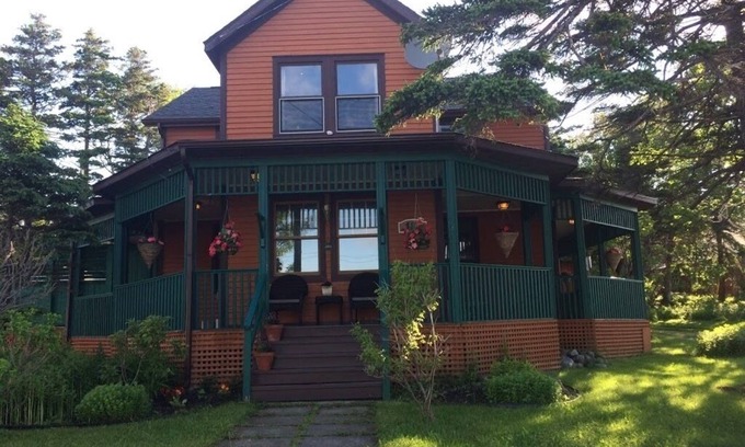 Rocky Harbour Hotel | Wildflowers Country Inn