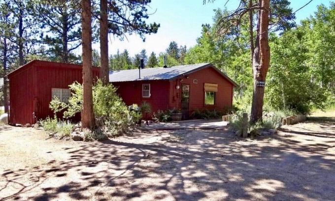 Red Feather Lakes Cabin | Wildlife and aspen trees surround the cabin cottage at Redfeather Lakes