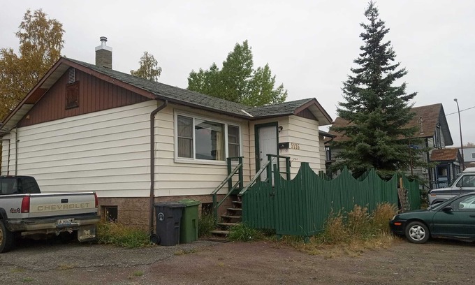 Whitehorse House | Wildlife & Aurora Borealis Haven: Privileged location, convenient & accessible .