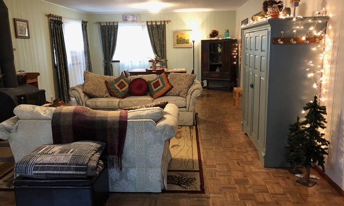 Cave Junction Cottage | Wildlife Preserve, Country Cottage, Spacious