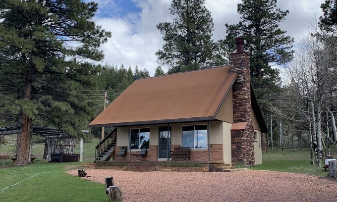 Mammoth Creek Cabin | Wildlife Viewing/Spectacular/Hot Tub/Isolated/Bryce Canyon -Zion Getaway