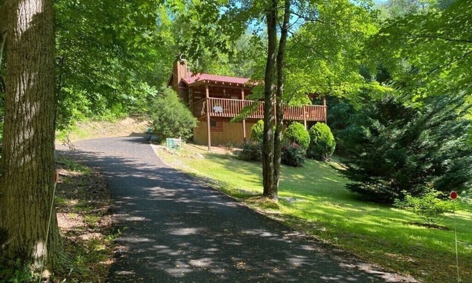 Gatlinburg - Pigeon Forge Cabin | Wildrose Peak Cabin - Beautiful Couple's Cabin with wonderful deck/hot tub.