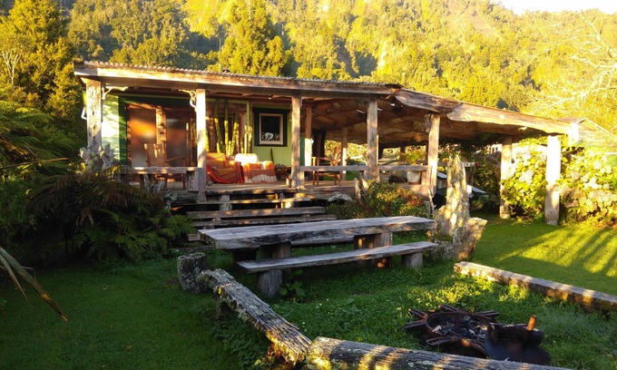 Hari Hari Cabin | Wildside Lodge (romantic off-grid cabin)