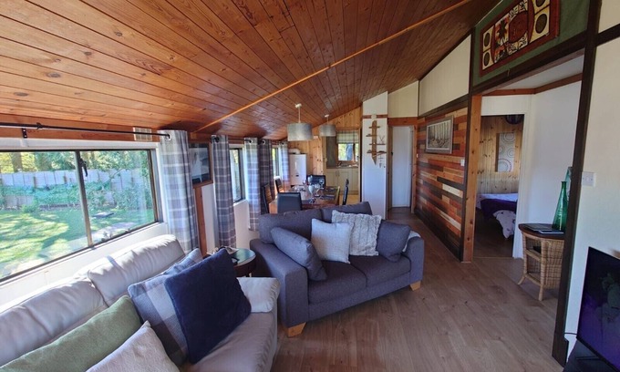 Beattock Cabin | Wildwood Cabin - Sleeps 6, Hot Tub & Parking