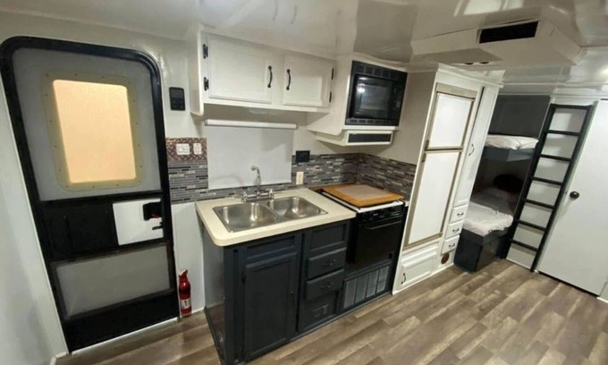 Dover House | Wildwood Camper De Sleeps 5