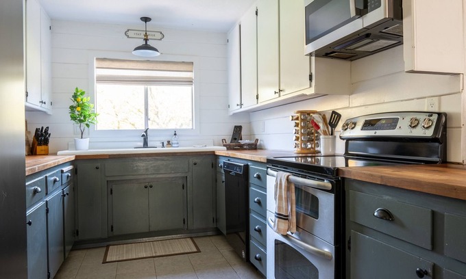 Atascadero House | Wildwood Cottage-Family Friendly Wine Country Stay