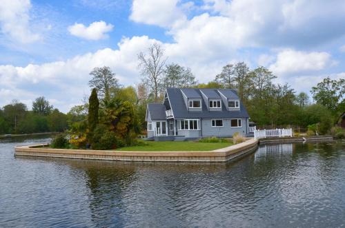 Wroxham House | Wildwood Cottage on the river in Wroxham