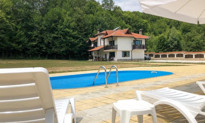 Apriltsi Villa | Wildwood Villa