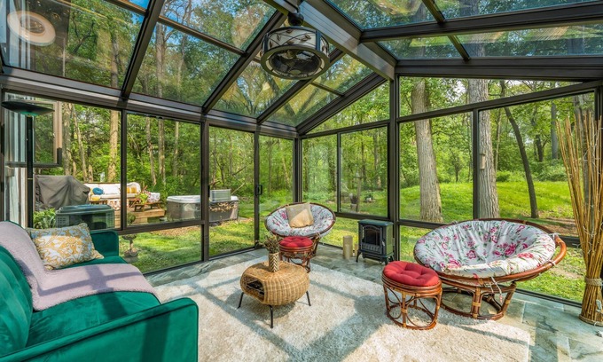 Zenda Cottage | Williams Bay beach cottage with hot tub on 2-acres