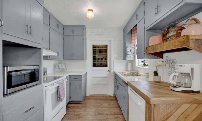 Fredericksburg House | Willkommen to Pink Haus 1 Mile to Main Street!