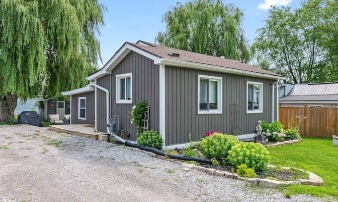 Selkirk Cottage | Willow by the Lake