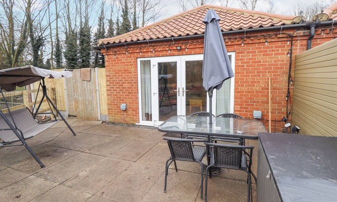 Goxhill Cottage | WILLOW COTTAGE, pet friendly, with a garden in Barrow-Upon-Humber