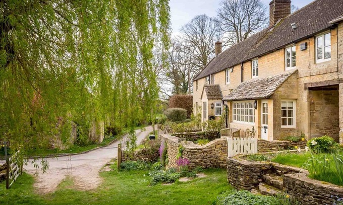 Chedworth Cottage | WILLOW COTTAGE, family friendly in Bourton-On-The-Water
