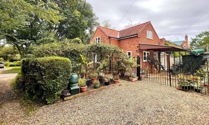 Aldborough Cottage | Willow Cottage on the Upper River Bure