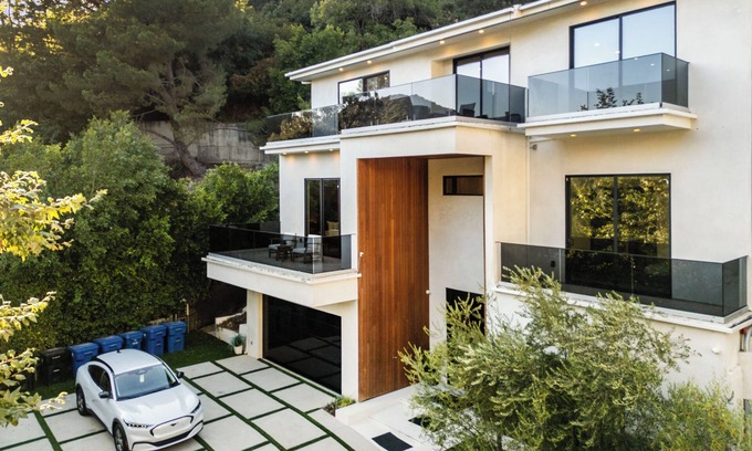 Laurel Canyon House | Willow Glen 2 - Warm Contemporary Estate with Open Floor Plan + Pool & Spa