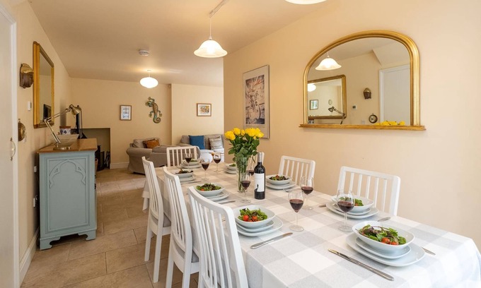 Knodishall Cottage | Willow House - sleeps 7 guests in 4 bedrooms