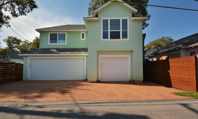 East Cesar Chavez Apartment | Willow House Unit B