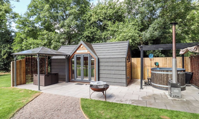 Thorpe Cottage | Willow Lodge At Bridge Lake Farm & Fishery